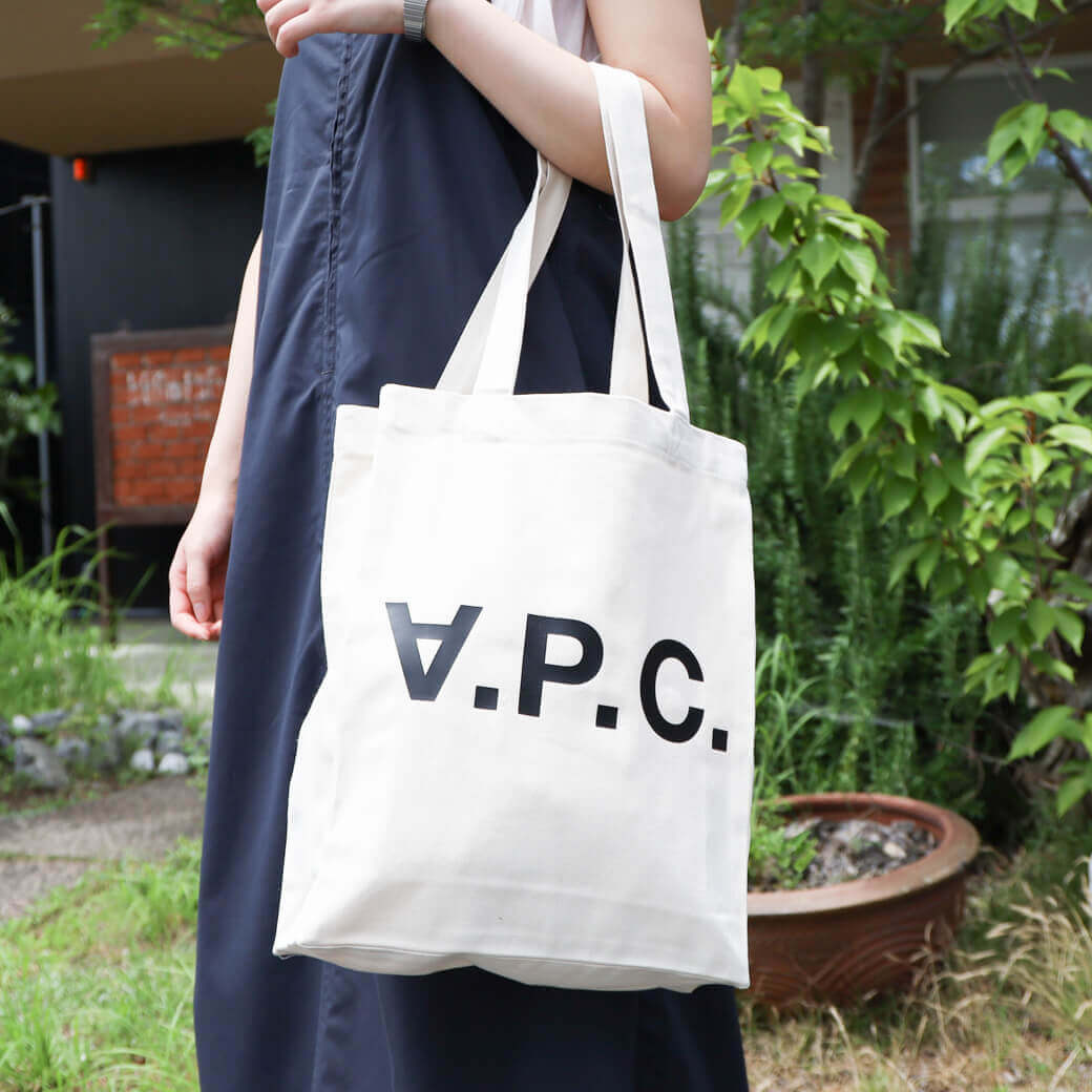 A.P.C. アーペーセー Laure ブラックロゴトートバッグ