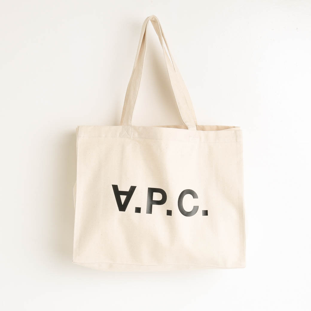 A.P.C. アーペーセー Daniela ブラックロゴショッピングバッグ