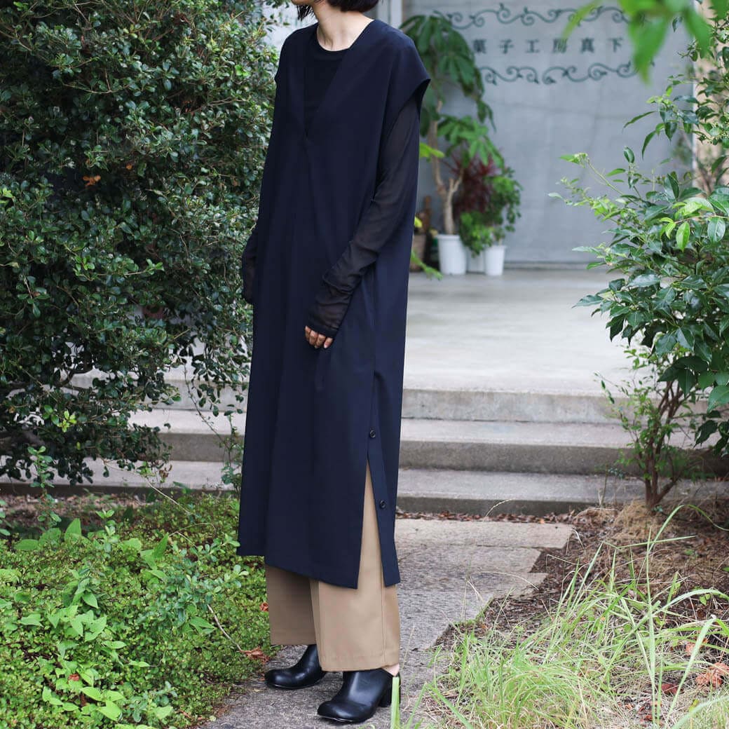 LE GLAZIK ル・グラジック Vネックスリーブレスワンピース